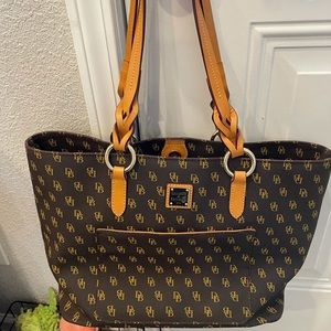 DOONEY & BURKE TOTE